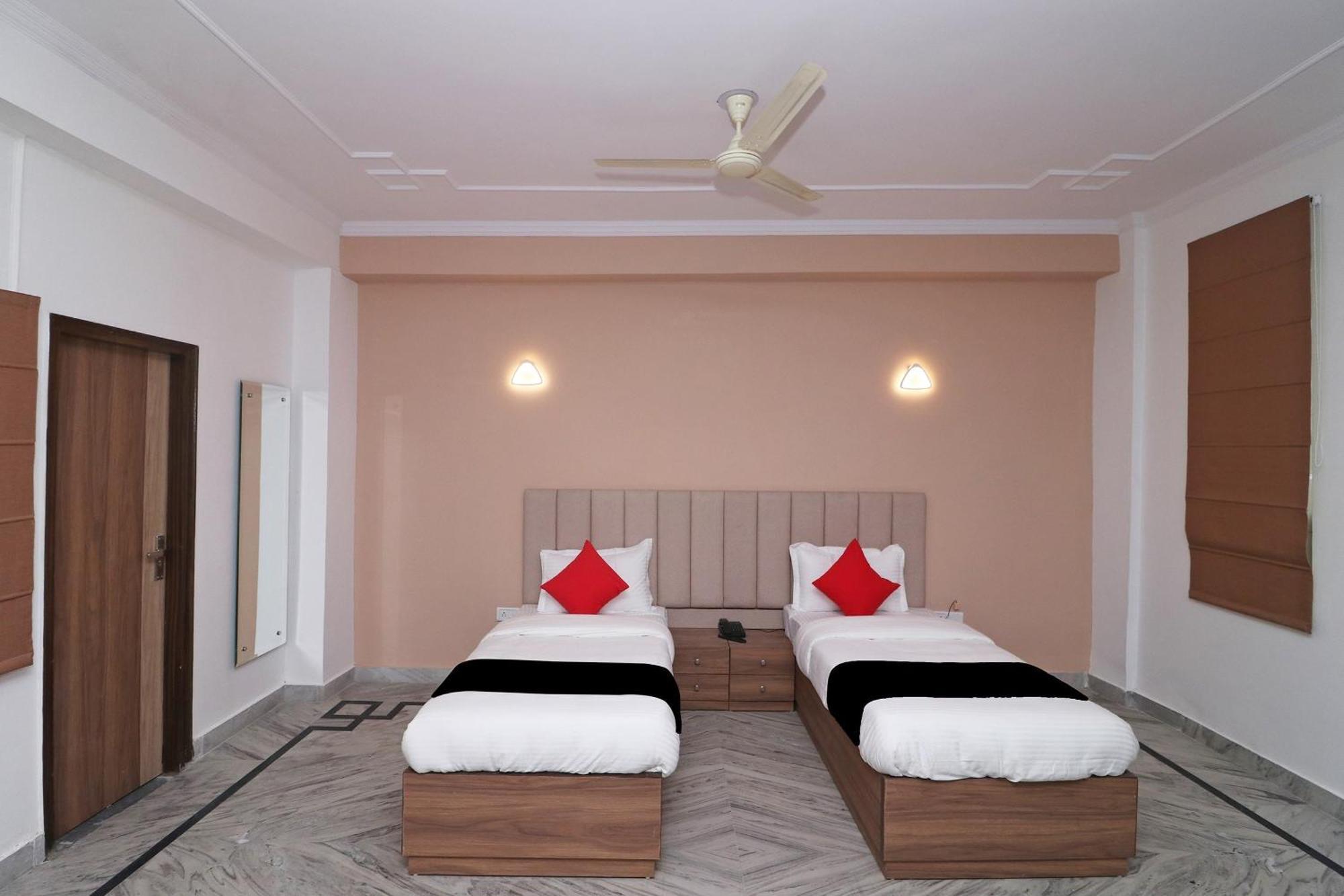 Super Capital O Esscon House Near Payal Cinema Otel Gurgaon Dış mekan fotoğraf