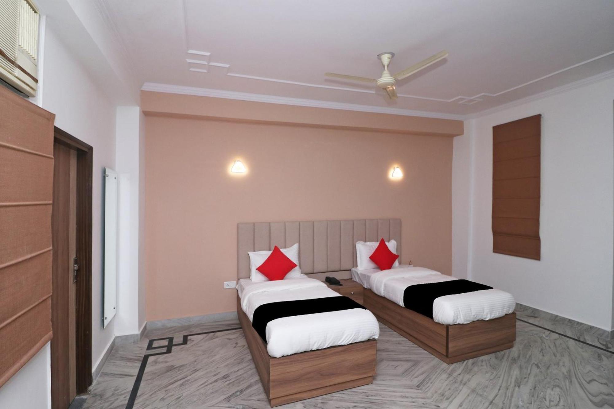 Super Capital O Esscon House Near Payal Cinema Otel Gurgaon Dış mekan fotoğraf