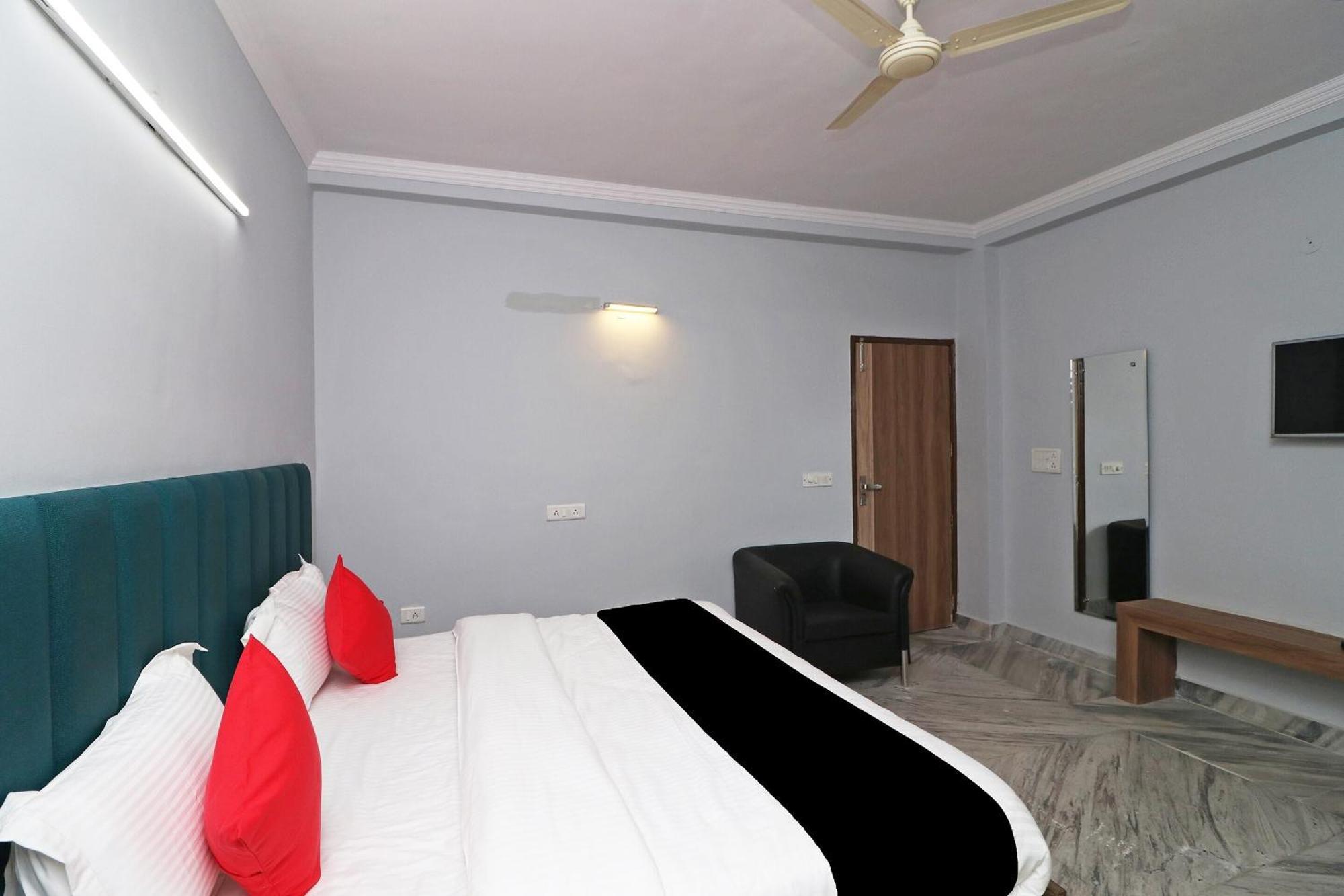 Super Capital O Esscon House Near Payal Cinema Otel Gurgaon Dış mekan fotoğraf